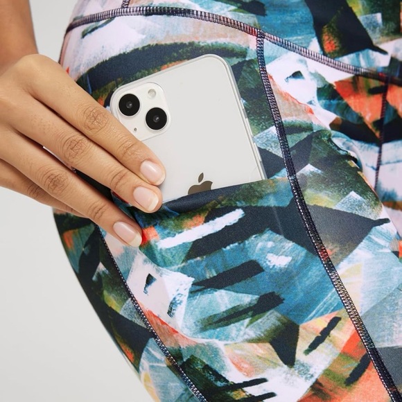 Vibrant Geometric Print Capris - Picture 4 of 7